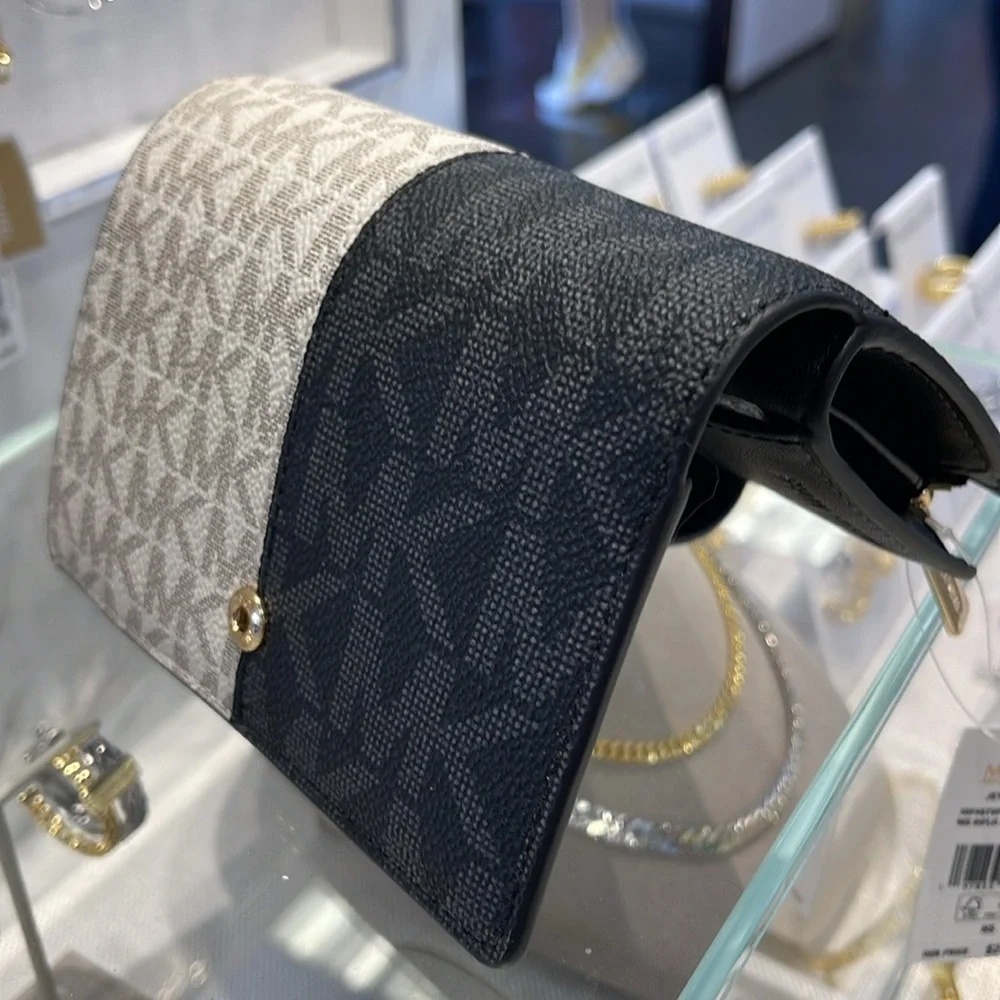 Michael Kors Jet Set Medium Two-Tone Logo Wallet
BLACK COMBO
NWT - Picture 14 of 16